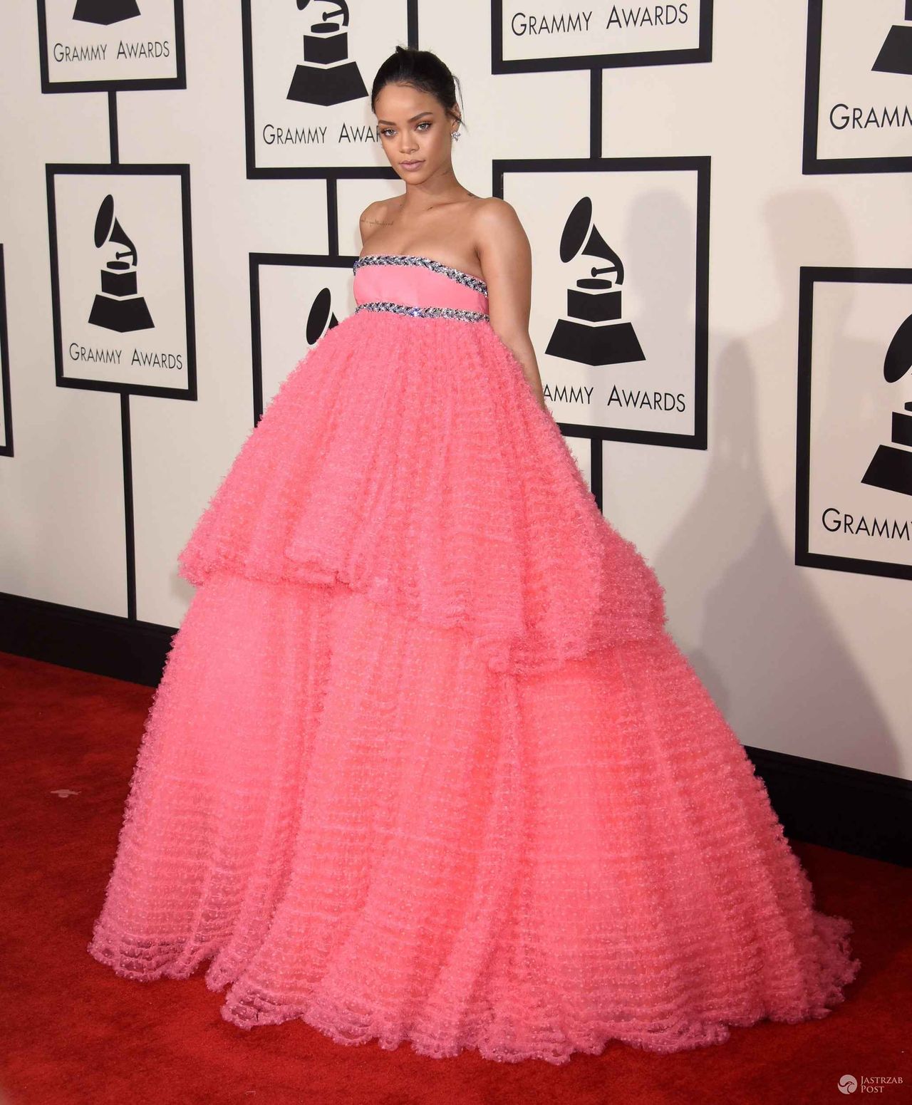 Rihanna w kreacji Giambattista Valli Couture, rozdanie nagród Grammy, luty 2015 (fot. ONS)