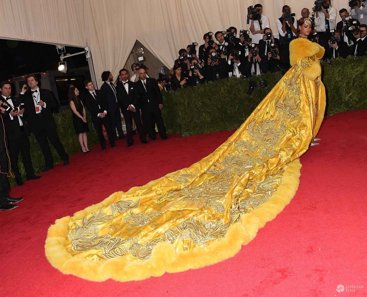 Rihanna w kreacji Guo Pei Couture, MET Gala 2015, maj 2015 (fot. ONS)