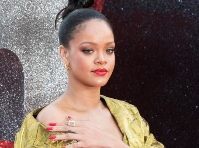 Rihanna na premierze "Ocean’s 8". Co chwilę musiała poprawiać sukienkę