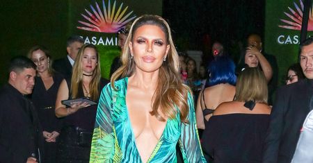Lisa Rinna przebrała się za Jennifer Lopez. Dekolt do pępka