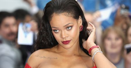 Rihanna w kreacji od Giambattista Valli. Chciała ukryć, że przytyła?