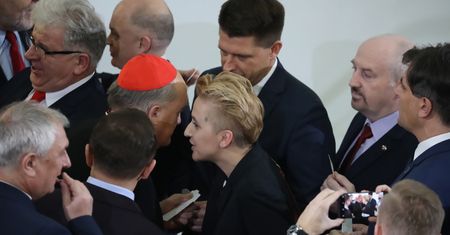 Scheuring-Wielgus zaprosiła Nycza na konferencję o pedofilii w Kościele. "Spuścił głowę"