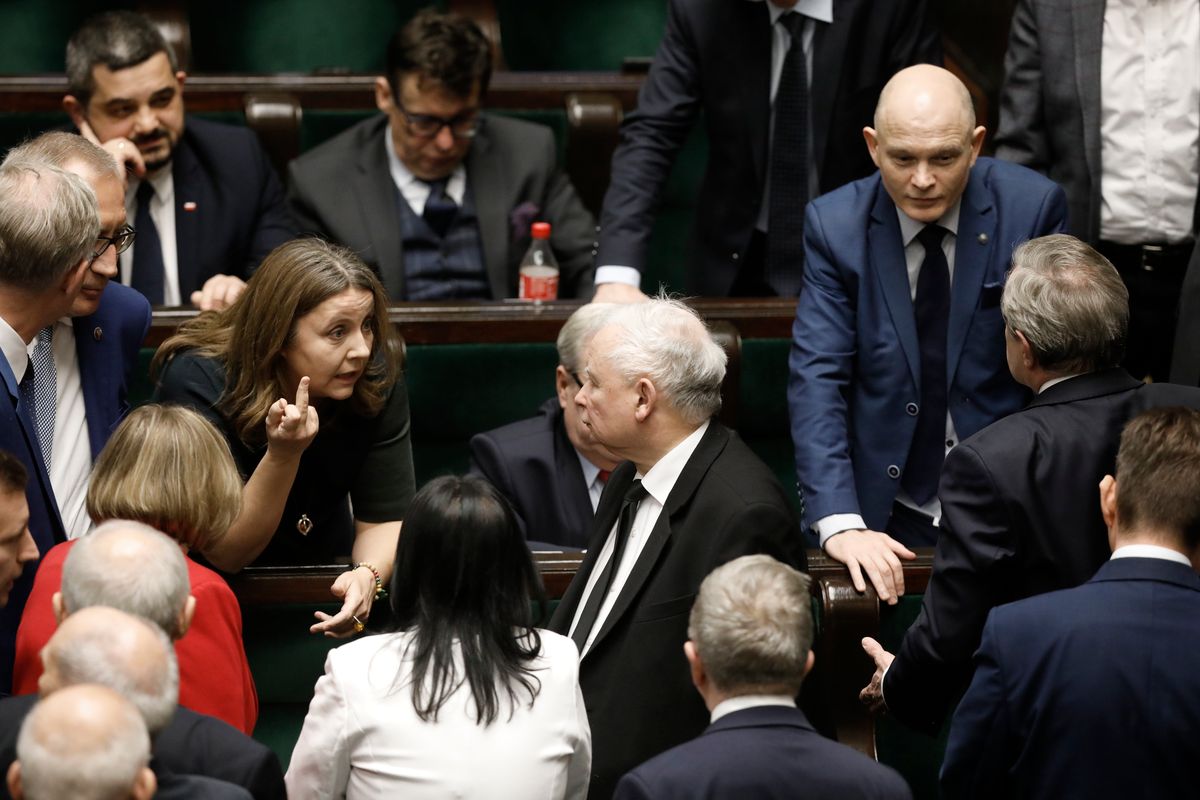 Jarosław Kaczyński nie chciał karać Joanny Lichockiej za środkowy palec. "Ma dług wdzięczności"