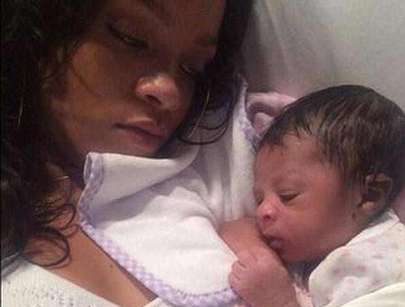 Rihanna z niemowlęciem przy piersi!