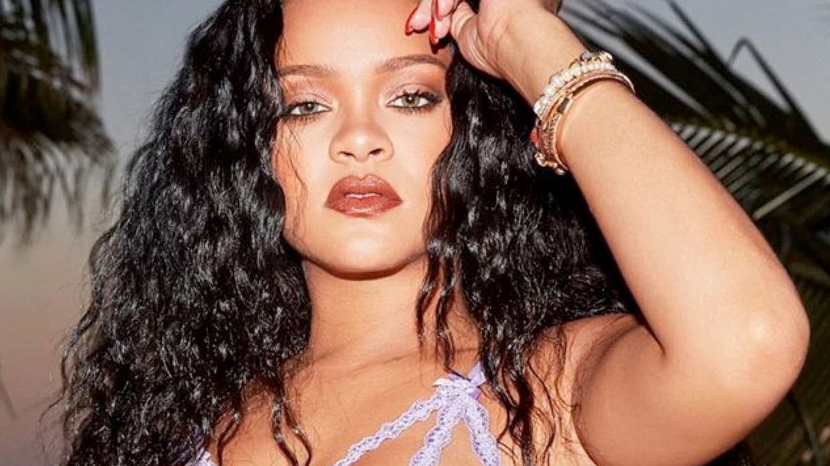 Rihanna pozuje bez stanika! Goła pierś na pierwszym planie. Ona nie ma już nic do ukrycia