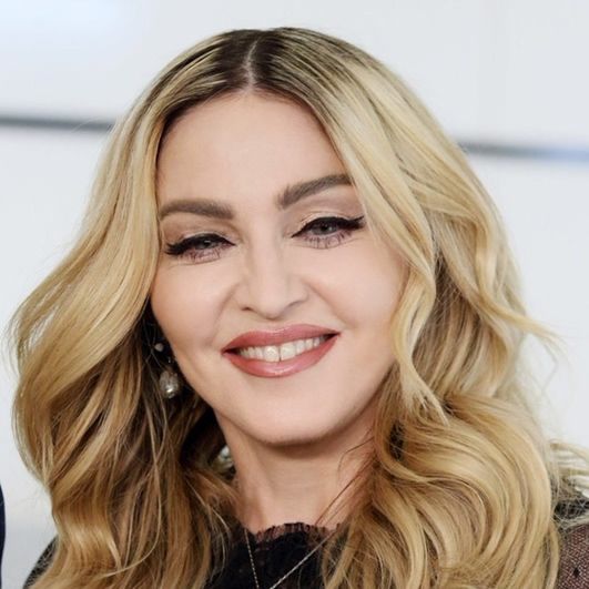 Pomarszczone dłonie i wygładzona twarz: Madonna w Tokio