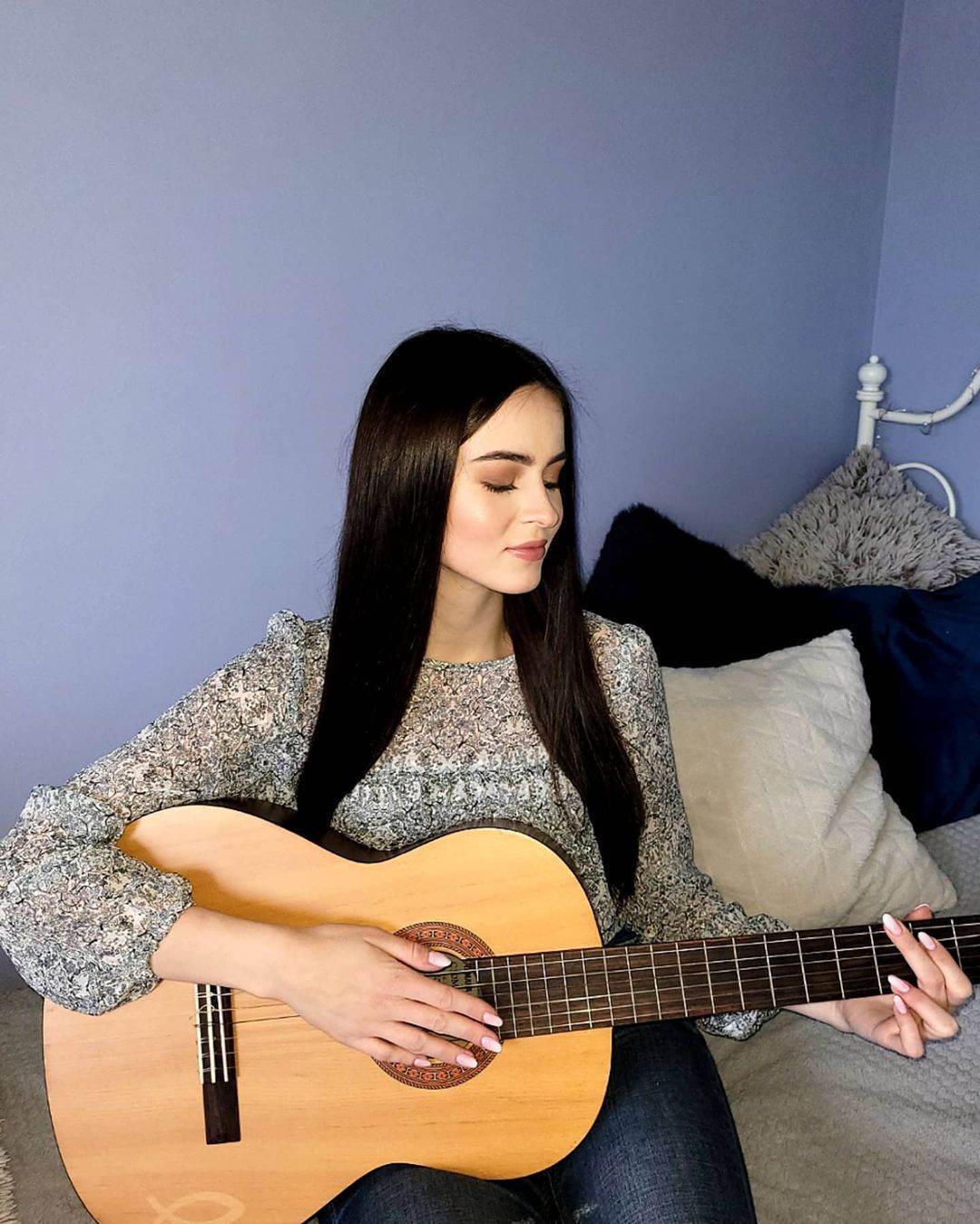 Anna-Maria Jaromin gra na gitarze