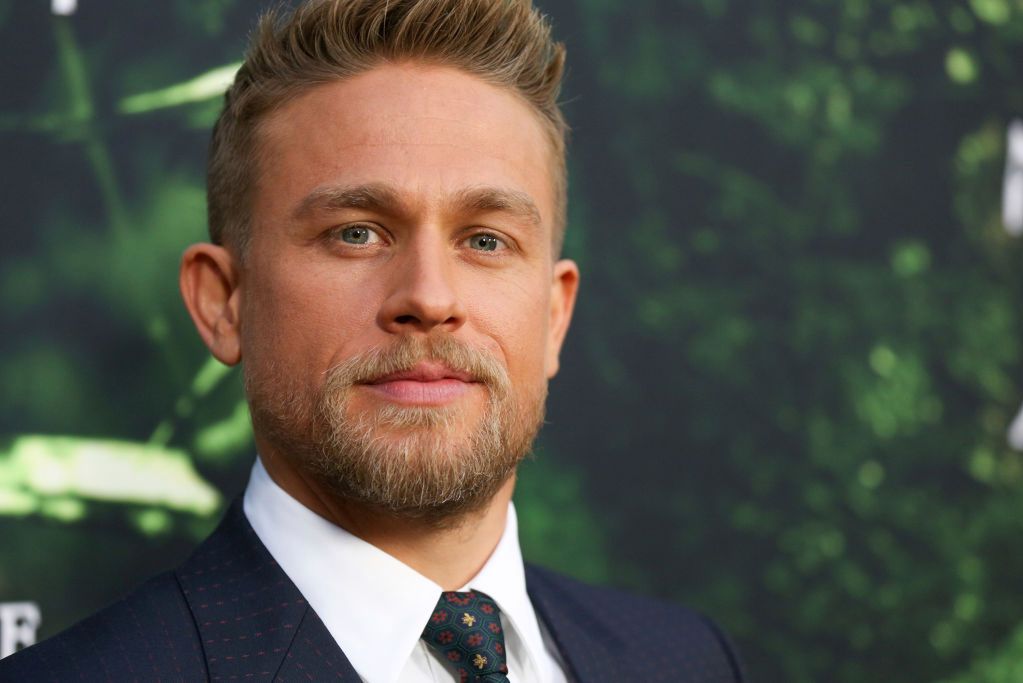 #dziejesiewkulturze: wolał zostać królem zamiast walczyć z japońskimi potworami. Charlie Hunnam w roli życia? [WIDEO]