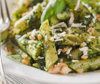 Zielone penne z pesto i orzechami włoskimi. Ekspresowy obiad