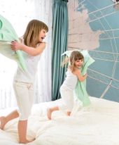 Dekoracje do pokoju dziecka: naklejki ścienne i fototapety