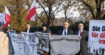 Demonstracja ws. reparacji pod KPRM. Ostre słowa o polskim rządzie