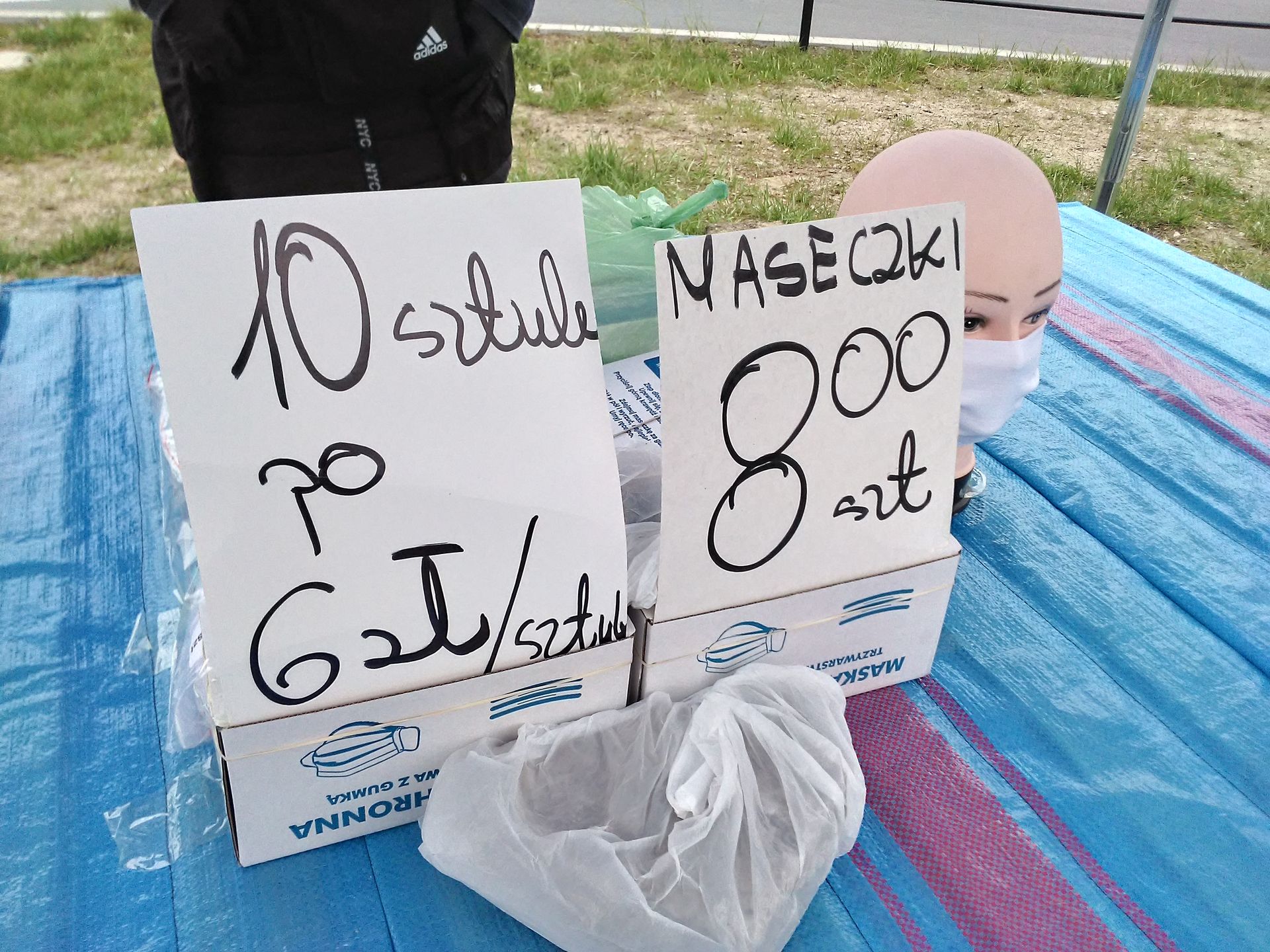 Koronawirus w Polsce. Maseczki ochronne powszechne na bazarach.