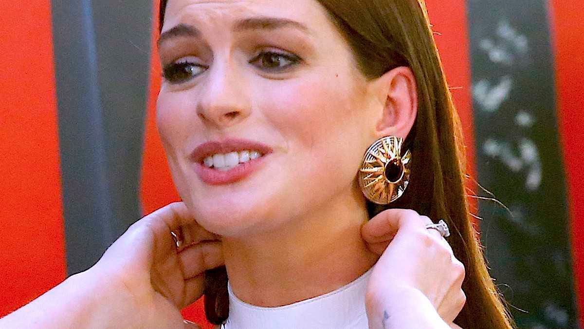 Koszmar nie okładka! Anne Hathaway przerobiona do granic możliwości straszy czytelników! Retusz roku?