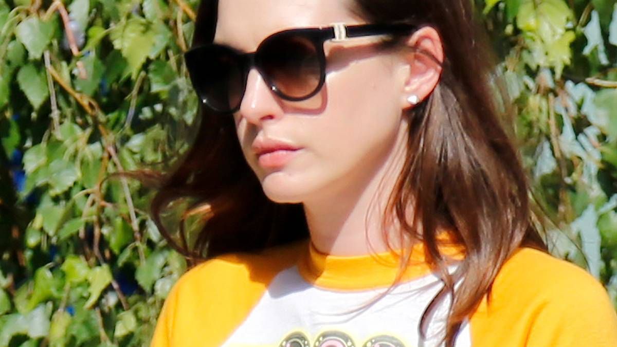 Anne Hathaway urodziła kilka tygodni temu. Paparazzi przyłapali ją z dzieckiem na spacerze