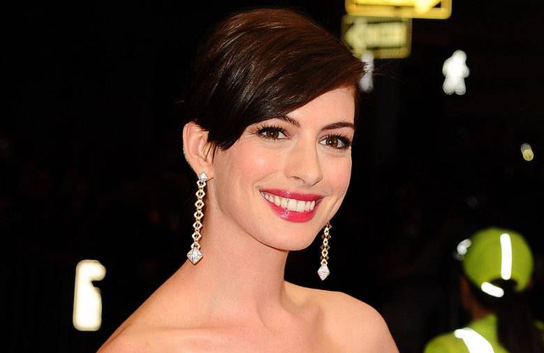 Anne Hathaway na kolejnej okładce! Po Elle przyszedł czas na Harper's Bazaar