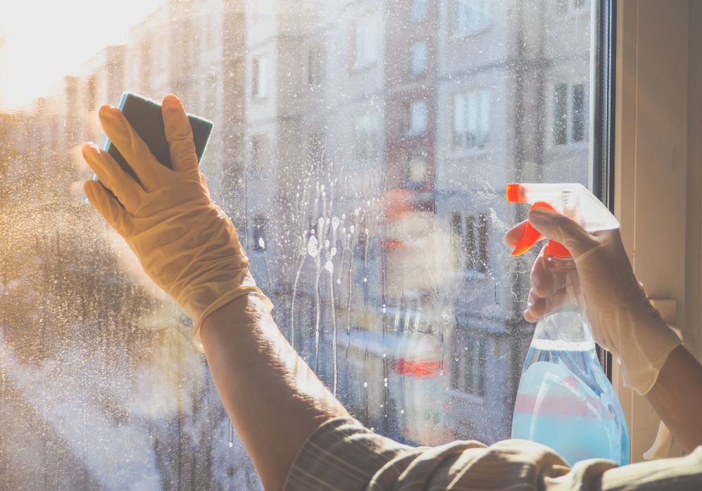 Mycie okien przed świętami. Skuteczny trik na lśniące szyby