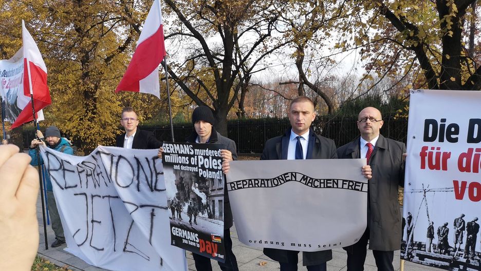 Demonstracja pod KPRM w sprawie reparacji od Niemiec