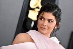 Kylie Jenner mocno zabalowała. Ledwo utrzymała biust w sukience