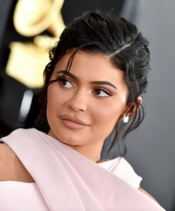 Kylie Jenner mocno zabalowała. Ledwo utrzymała biust w sukience