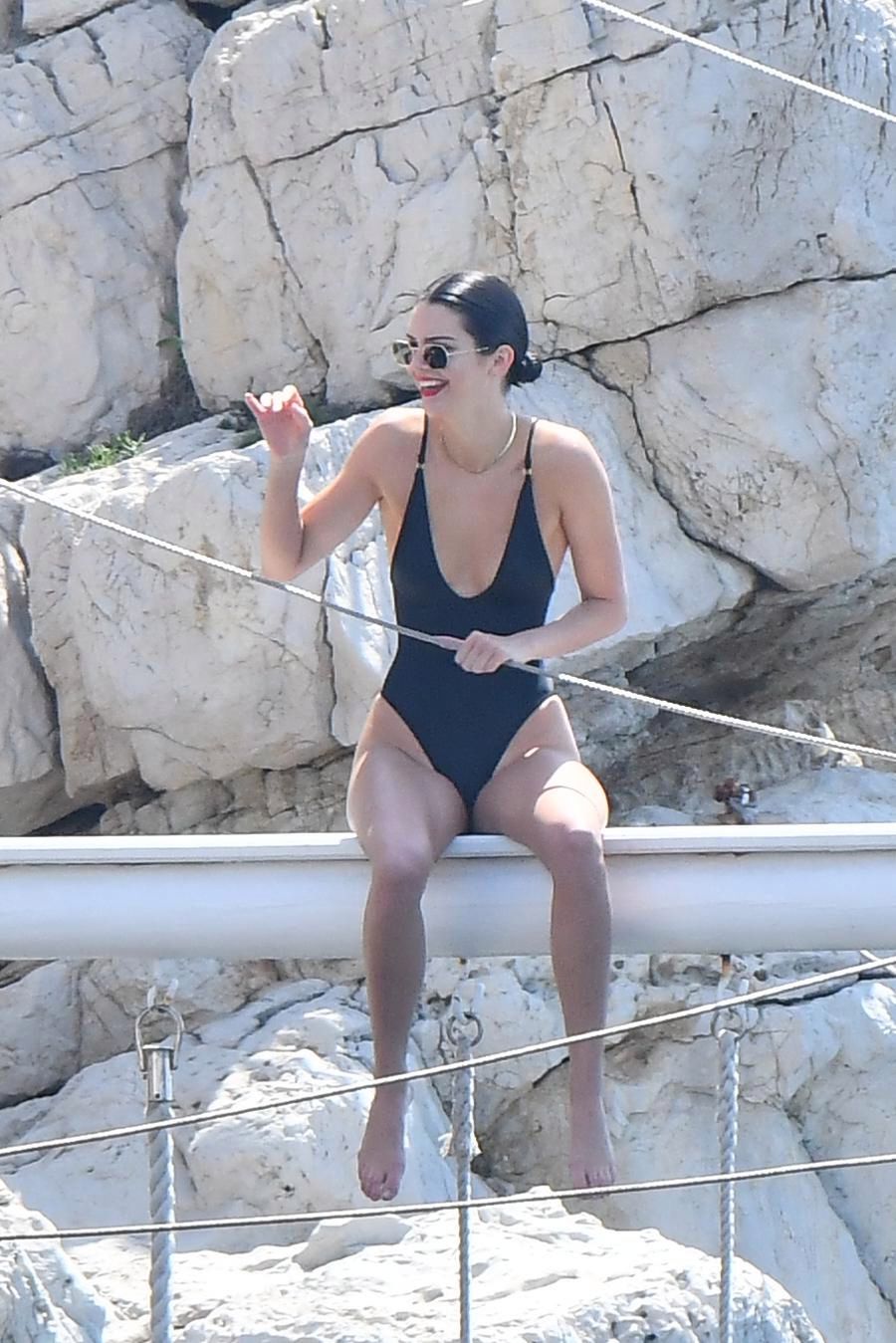 Cannes 2018 – Kendall Jenner popija szampana w basenie