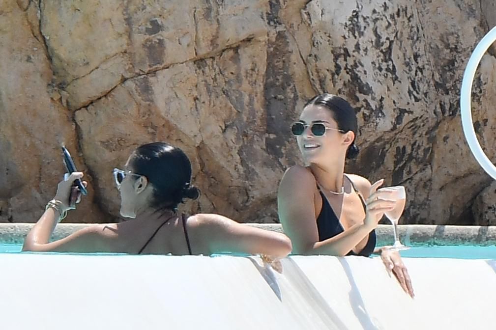 Kendall  Jenner popija szampana na basenie w Cannes