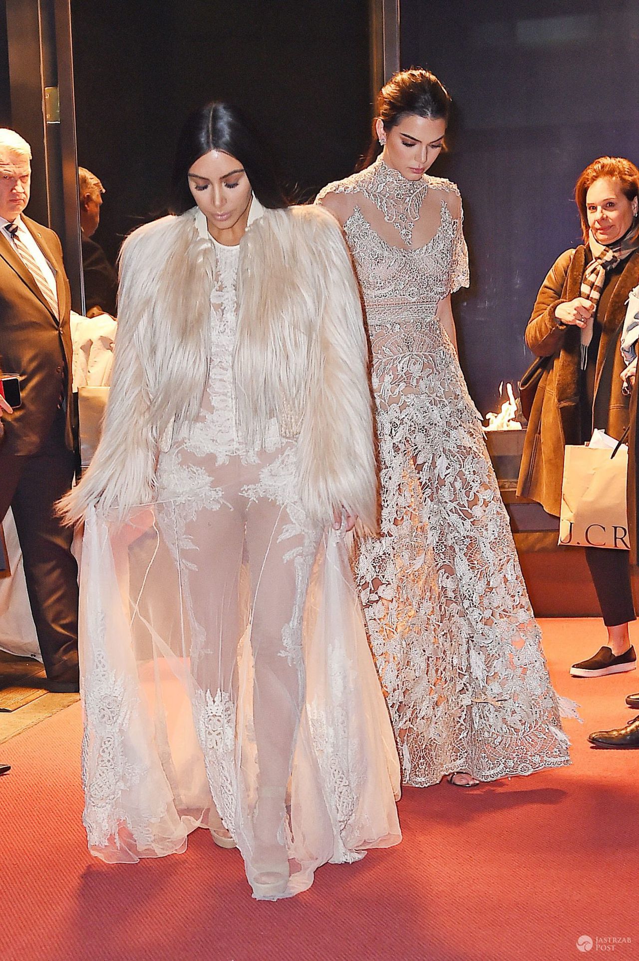 Kim Kardashian i Kendall Jenner w wieczorowych kreacjach