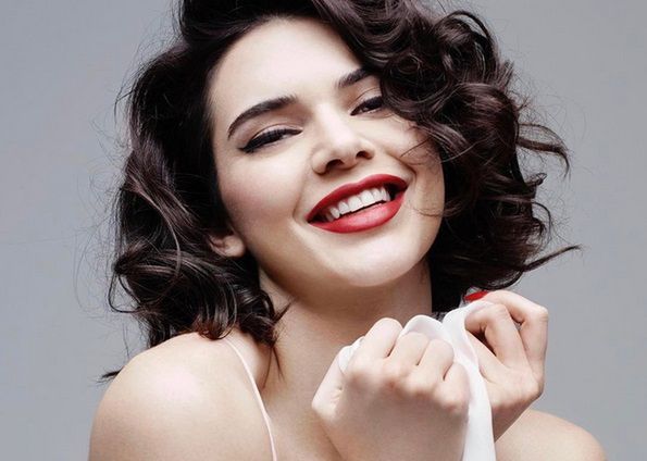 Kendall Jenner jako Marilyn Monroe w prześwitującej bieliźnie