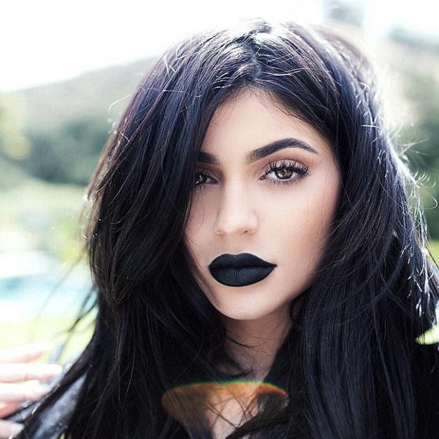 Czarne usta Kylie Jenner: moda na gotyk?