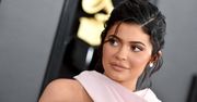 Kylie Jenner mocno zabalowała. Ledwo utrzymała biust w sukience