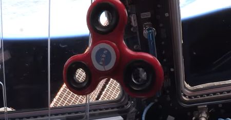 Jedyne ciekawe nagranie z użyciem fidget spinnera jakie zobaczysz. NASA zabrało go w kosmos