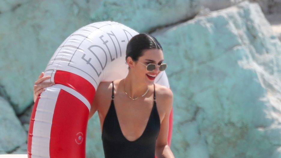 Kendall Jenner z drinkiem 