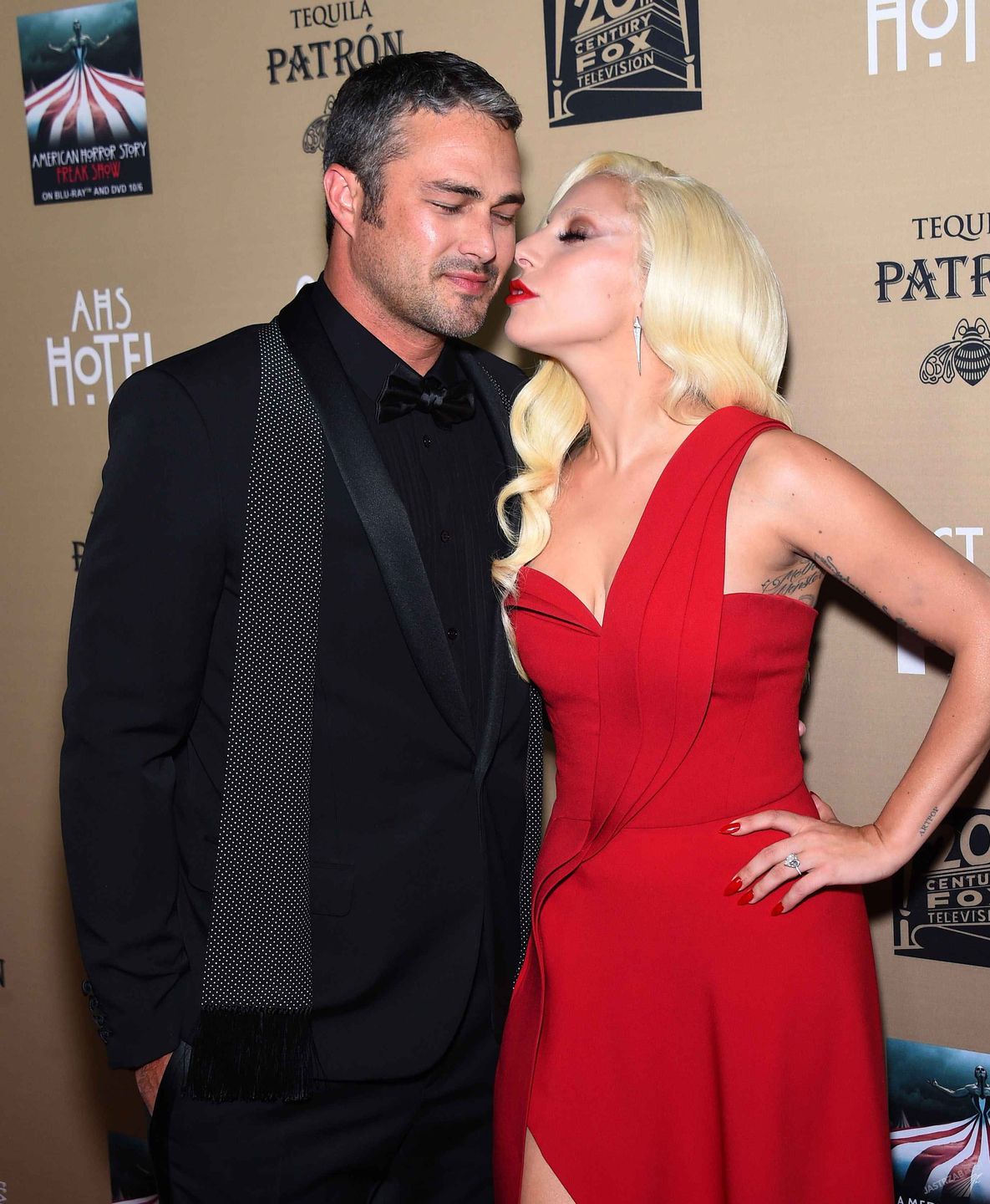Lady Gaga i Taylor Kinney na premierze serialu "American Horror Story" (fot. ONS)