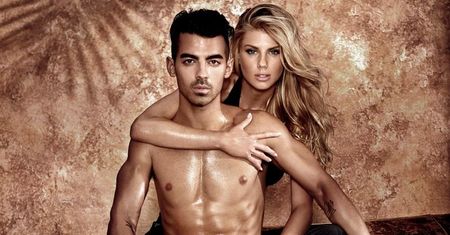 Charlotte McKinney w kampanii bielizny Guess