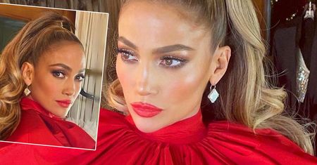 J.Lo na gali People w ognistej czerwieni. Klasa, ale mogło być bardziej sexy. Rozważała kreację w stylu Kim