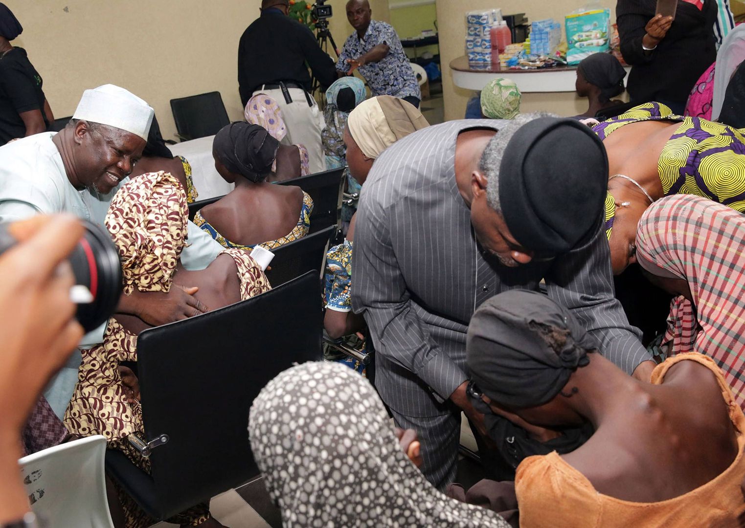 Wiceprezydent Nigerii Yemi Osinbajo wita dziewczęta uwolnione z rąk porywaczy w październiku 2016 r. 