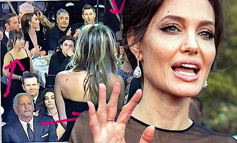 To zdjęcie podbija internet! Jennifer Aniston przemawia na Złotych Globach 2018, a Angelina Jolie w tym czasie… HIT!