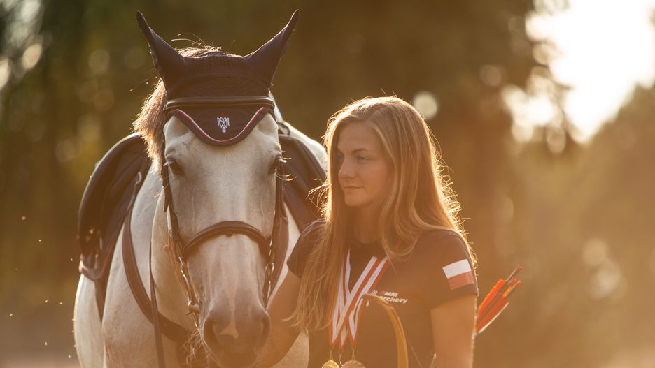 Anna Sokólska jest białostoczanką i sportsmenką. Najpierw trenowała dżudo, lekką atletykę, a dopiero potem odkryła jazdę konną