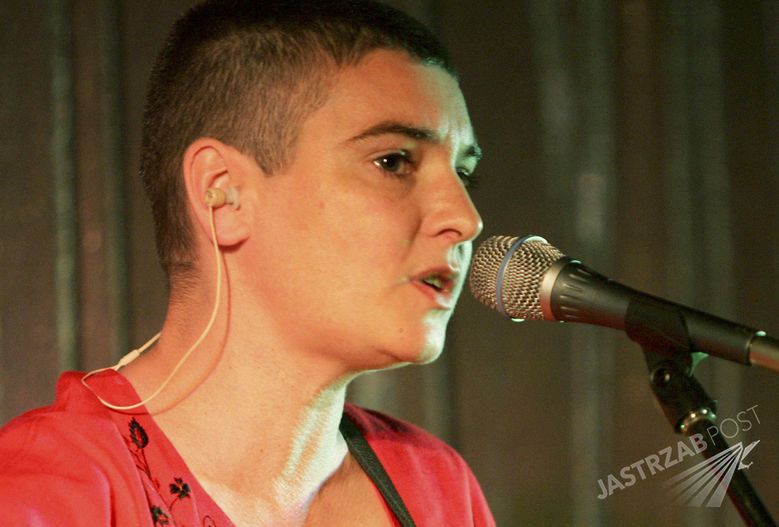 SINEAD O'CONNOR
Performs live to a sold out crowd at The Silent Movie Theatre in West Hollywood, California, USA.
 June 19th, 2007       
stage concert live gig performance music singing microphone headshot portrait 
CAP/DVS
©Debbie VanStory/Capital Pictures