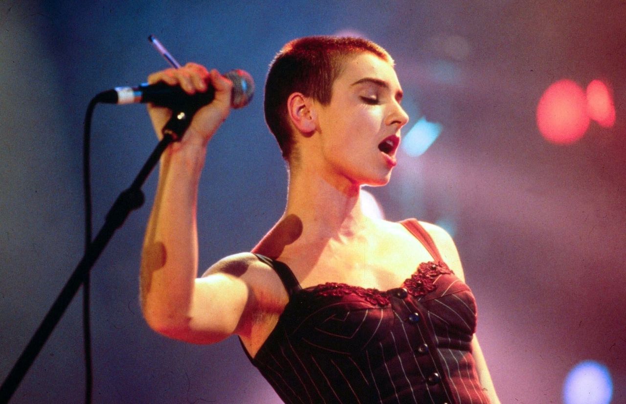 Tatuaż z Jezusem na klatce piersiowej, koloratka, teraz islam. To nie jest już Sinead O’Connor