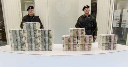 Banknoty NBP. Ich liczba podwoiła się i "żyją" dłużej