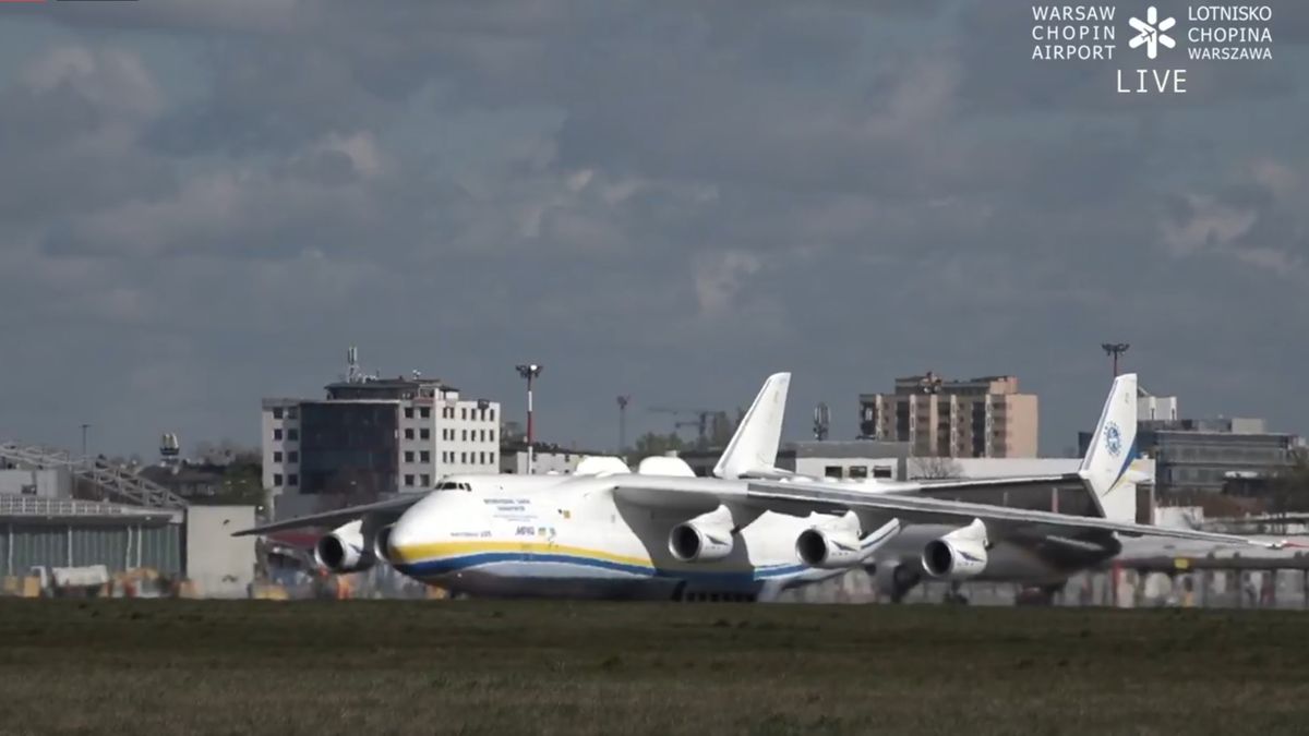 Antonow An-225 Mrija jest już w Warszawie. W ładowni maszyny znajduje się sprzęt dla polskiej służby zdrowia.