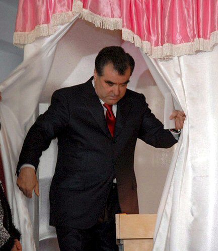 Prezydent Tadżykistanu chce "derusyfikować" swoje nazwisko