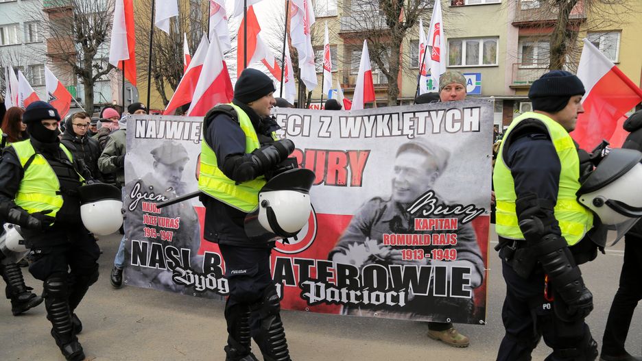 Hajnówka. Marsz narodowców w 2019 roku był  odgradzany kordonem policjantów, aby nie dopuścić do starcia z protestującymi przeciwko wydarzeniu.