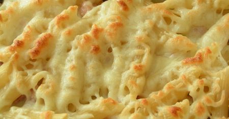 Prosty przepis na zapiekankę makaronową. Zrobisz ją z resztek