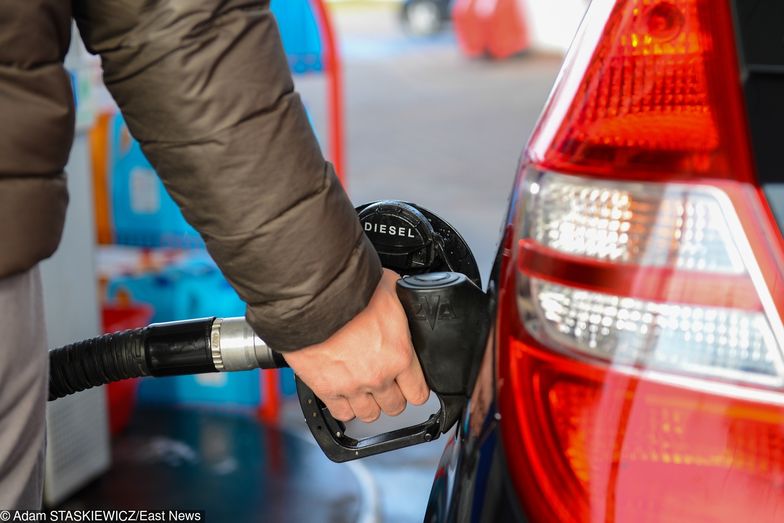 Litr paliwa jest droższy o kilkadziesiąt groszy niż rok temu