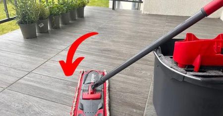 Wymieszaj z wodą i przetrzyj płytki balkonowe. Osad i brud znikną bez szorowania