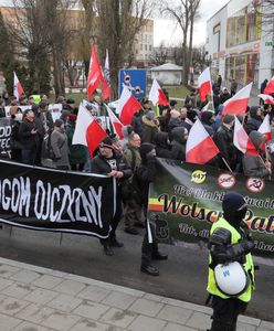 Marsz narodowców w Hajnówce. Była blokada, policja rozdzieliła demonstrantów