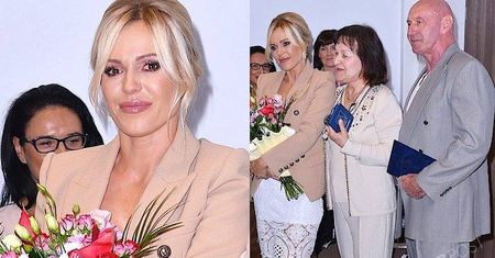 TYLKO U NAS! Wzruszona Doda odbiera wyróżnienie od prezydenta Ciechanowa. Towarzyszyli jej najbliżsi [GALERIA]