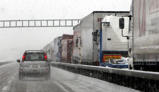 Strażacy pomagają kierowcom TIR-ów czekających na wyjazd z Polski