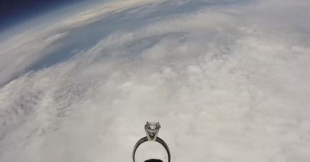 USA. Pilot sił powietrznych wysłał pierścionek zaręczynowy w kosmos